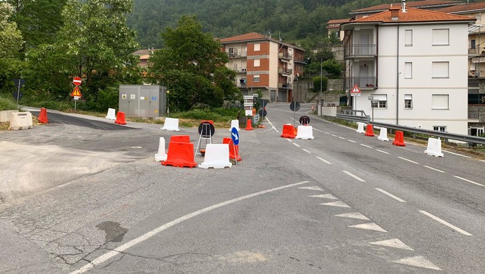 Nuova rotonda tra le vie Marconi, Belvedere e Volta, il sindaco di Cengio spegne le polemiche: "Necessaria per ridurre la velocità dei veicoli" Nuova rotonda tra le vie Marconi, Belvedere e Volta, il sindaco di Cengio spegne le polemiche: "Necessaria per ridurre la velocità dei veicoli"