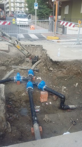 Notte di lavoro per sanare una lesione nella tubazione dell’acquedotto che serve il centro di Andora (FOTO)