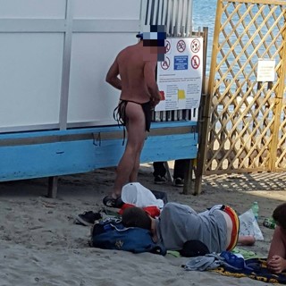 Ad Alassio la stagione balneare si apre con la moda del grembiulino