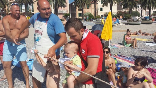 A Finale Ligure una dimostrazione di pesca alla sciabica