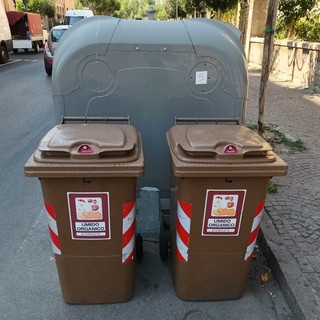 Ad Albenga sostituiti i bidoni per la raccolta della frazione umida dei rifiuti Ad Albenga sostituiti i bidoni per la raccolta della frazione umida dei rifiuti