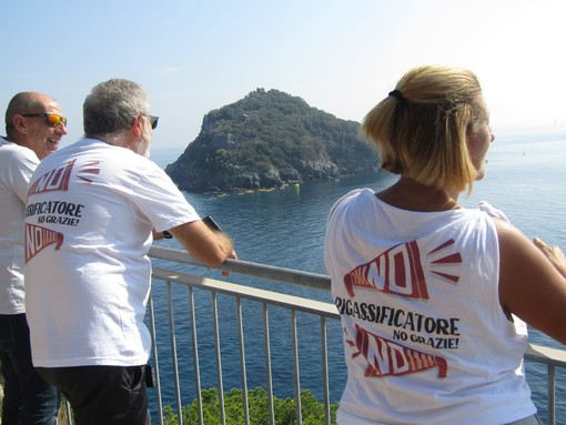 Bergeggi, una catena per difendere l'isola dal rigassificatore: "Giù le mani dal nostro mare" (FOTO E VIDEO)
