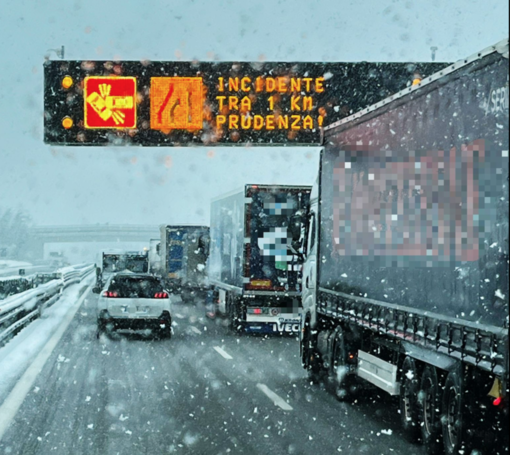 Neve e pioggia, incidenti e code tra Cuneo e Savona. La situazione sull’A6 in tempo reale (VIDEO)