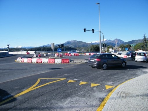 Albenga: lavori alla rotonda, traffico e disagi Albenga: lavori alla rotonda, traffico e disagi