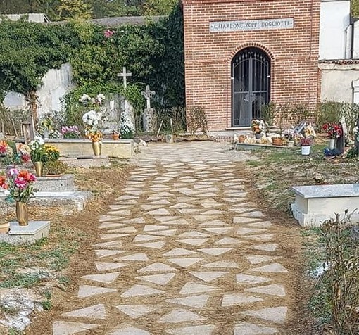 Piana, nuova pavimentazione nella parte vecchia del cimitero in località Borgo (FOTO) Piana, nuova pavimentazione nella parte vecchia del cimitero in località Borgo (FOTO)