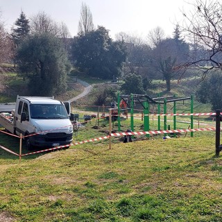 Savona, nuovo attrezzo calisthenics nel parco della Rocca: a breve verranno sostituiti i giochi (FOTO) Savona, nuovo attrezzo calisthenics nel parco della Rocca: a breve verranno sostituiti i giochi (FOTO)