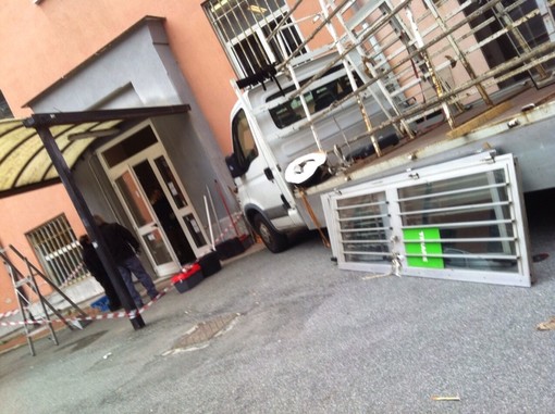 Liceo Scientifico Grassi Savona, il preside non dà più spago: arriva una porta nuova Liceo Scientifico Grassi Savona, il preside non dà più spago: arriva una porta nuova