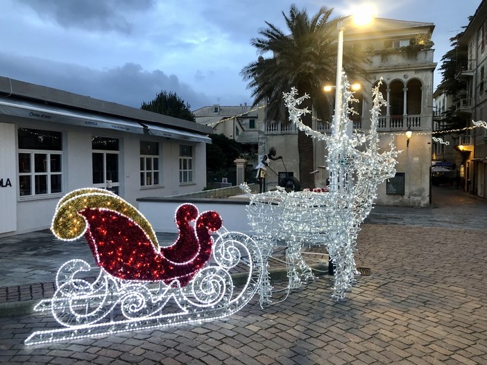 Le vie e piazze di Albisola Superiore si accendono per rallegrare le festività