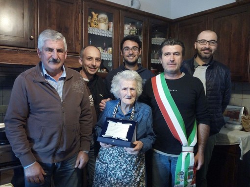 Giusvalla festeggia i 104 anni di "nonna" Armanda (FOTO) Giusvalla festeggia i 104 anni di "nonna" Armanda (FOTO)