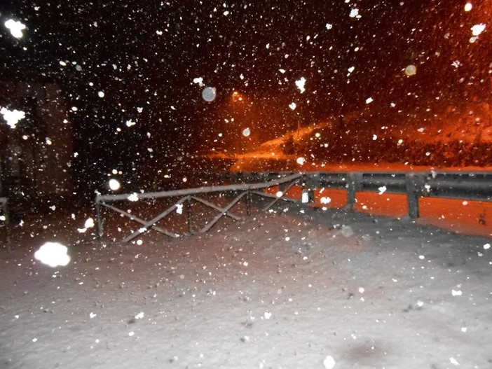 Iniziano le piogge e le prime nevicate, allerta meteo arancione in Valbormida e nel levante savonese