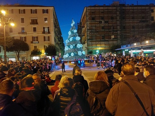 Il Comune di Savona prepara le luminarie natalizie con la riaccensione della Torretta Il Comune di Savona prepara le luminarie natalizie con la riaccensione della Torretta