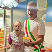 Albisola, nonna Marfisa entra nel club dei centenari: il sindaco le consegna un mazzo di fiori Albisola, nonna Marfisa entra nel club dei centenari: il sindaco le consegna un mazzo di fiori