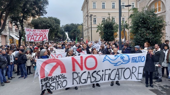 No al rigassificatore, corteo e fiaccolata per Savona: "Golar Tundra a Sv/Vado è pazzia" (FOTO E DIRETTA FACEBOOK) No al rigassificatore, corteo e fiaccolata per Savona: "Golar Tundra a Sv/Vado è pazzia" (FOTO E DIRETTA FACEBOOK)