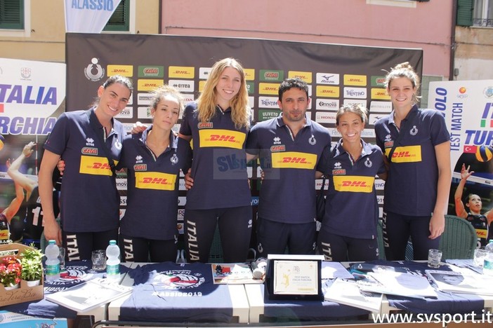 Il grande abbraccio di Alassio all'Italvolley femminile: sorrisi ed entusiasmo per il vernissage nel cuore della Città del Muretto (FOTO e VIDEO)