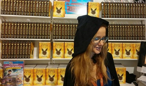 Una folla di maghetti in attesa del libro di Harry Potter alla Ubik Una folla di maghetti in attesa del libro di Harry Potter alla Ubik