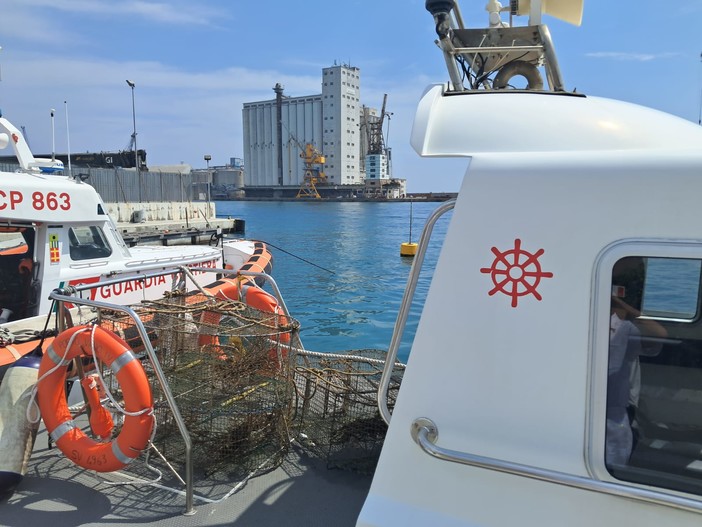 300 metri di nasse, anche all’interno della zona di balneazione: maxi sequestro della Guardia Costiera di Savona 300 metri di nasse, anche all’interno della zona di balneazione: maxi sequestro della Guardia Costiera di Savona