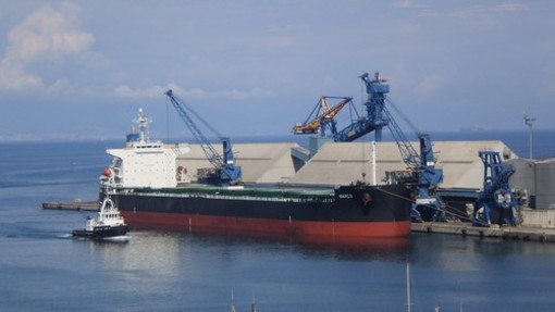 Savona:nave rinfusera di 224 metri attraccata nel porto