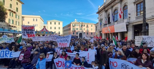 No al rigassificatore a Savona, #quellidellacatena rispondono a Toti: "Basta alla continua strumentalizzazione" No al rigassificatore a Savona, #quellidellacatena rispondono a Toti: "Basta alla continua strumentalizzazione"