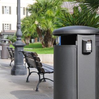Alassio, installati nuovi cestini della spazzatura in via Cadorna e nel centro cittadino