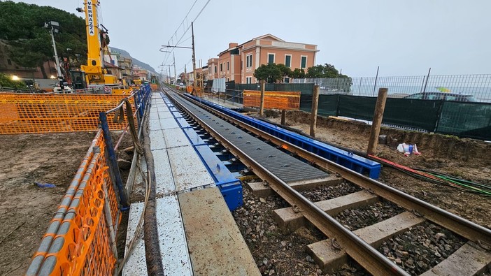La pioggia non ferma i lavori: sostituito il ponte ferroviario sul rio Bottassano (FOTO)