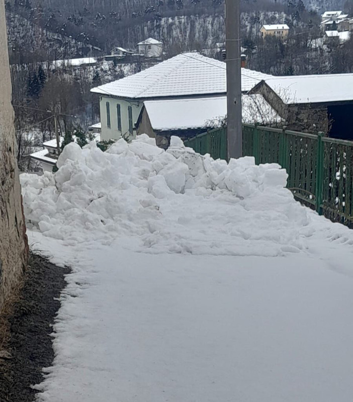Neve accatastata nella strada della chiesa di Acquafredda