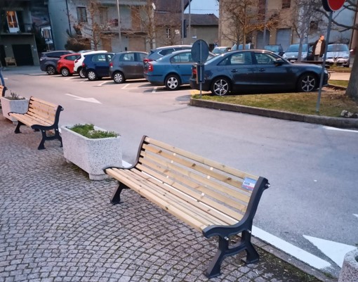 Dego, in piazza Botta nuove panchine donate dall'Avis comunale Dego, in piazza Botta nuove panchine donate dall'Avis comunale