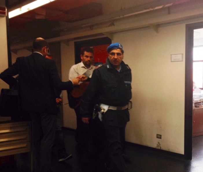 Dirty Soccer: Ninni Corda risponde sereno alle domande del gip, scena muta di Edmond Nerjaku Dirty Soccer: Ninni Corda risponde sereno alle domande del gip, scena muta di Edmond Nerjaku