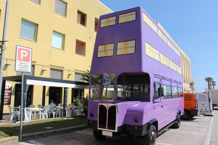 Uno scuolabus cambia volto ed ecco ad Albenga, dal 25 marzo, la magia di Harry Potter e del suo Nottebus