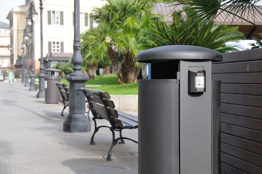 Alassio, installati nuovi cestini della spazzatura in via Cadorna e nel centro cittadino