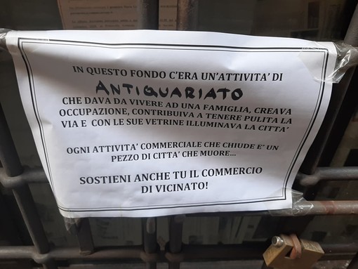 Savona, il commercio in ginocchio in via Pia e spuntano i cartelli: &quot;Ogni attività commerciale che chiude è un pezzo di città che muore&quot; (FOTO)