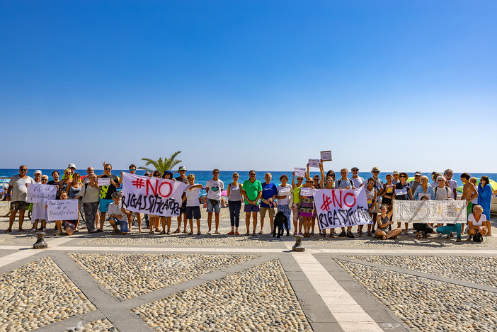 "No al rigassificatore", la catena umana arriva anche a Finale Ligure (FOTO) "No al rigassificatore", la catena umana arriva anche a Finale Ligure (FOTO)
