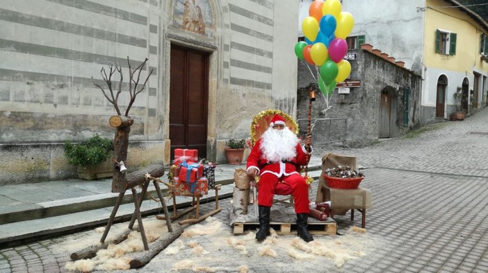Calizzano, Babbo Natale e i Folletti del Bosco hanno dato il via alle festività natalizie (FOTO) Calizzano, Babbo Natale e i Folletti del Bosco hanno dato il via alle festività natalizie (FOTO)