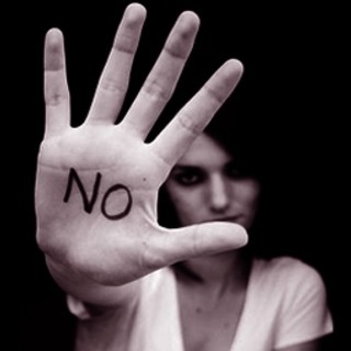 A Spotorno l'iniziativa "Pianta la Gardenia, contro la violenza sulle donne"