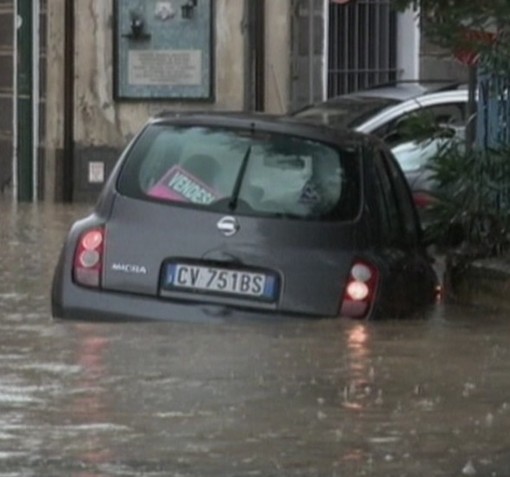 Varazze: maltempo, una città sott'acqua tra frane e auto sommerse (foto)