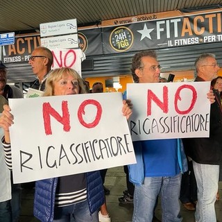Rigassificatore, non si ferma la protesta: spazio alla "camminata scanzonata" da Vado a Quiliano Rigassificatore, non si ferma la protesta: spazio alla "camminata scanzonata" da Vado a Quiliano