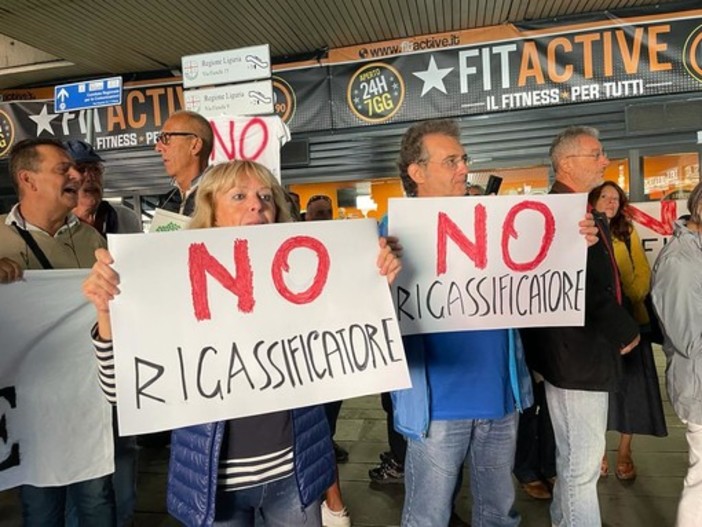 Rigassificatore, non si ferma la protesta: spazio alla "camminata scanzonata" da Vado a Quiliano Rigassificatore, non si ferma la protesta: spazio alla "camminata scanzonata" da Vado a Quiliano