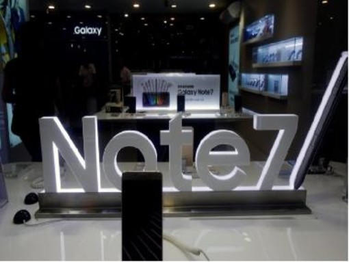 Con il telefonino incriminato Galaxy Note 7 non si vola