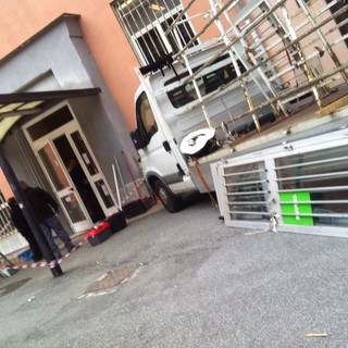 Liceo Scientifico Grassi Savona, il preside non dà più spago: arriva una porta nuova