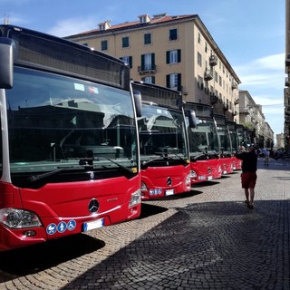 Sul bus senza biglietto, aggredisce due controllori: l'episodio a Savona