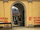 Cairo, scritte no vax sui muri del cimitero