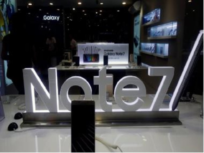 Con il telefonino incriminato Galaxy Note 7 non si vola