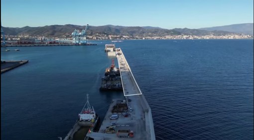 Nuova diga di Vado, completato il terzo cassone: prosegue l’ampliamento e il potenziamento del muro frangi flutti