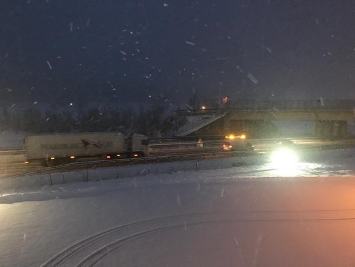 Spazzaneve e polizia accompagnano le auto sulla Torino-Savona