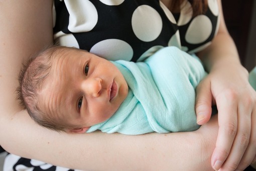 Aprire i reparti maternità ai familiari per supportare le neo-mamme, la proposta in Consiglio Regionale
