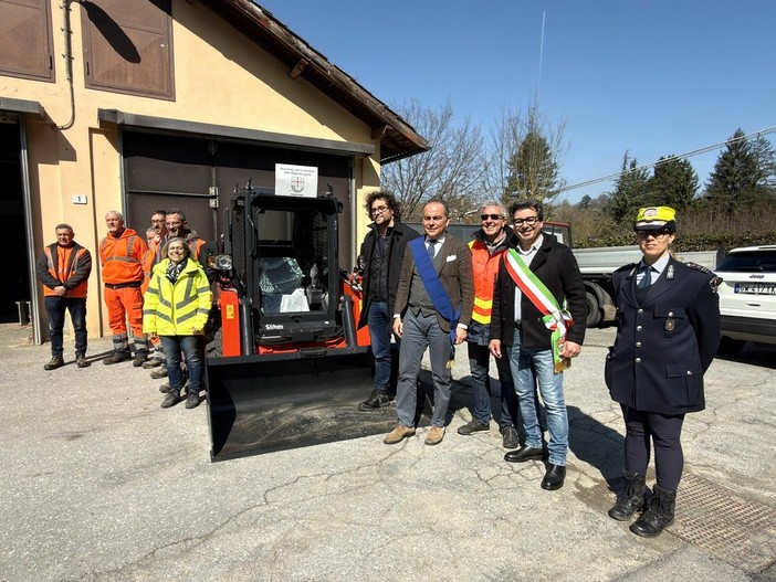 Provincia: inaugurata a Sassello la nuova mini pala gommata (FOTO)