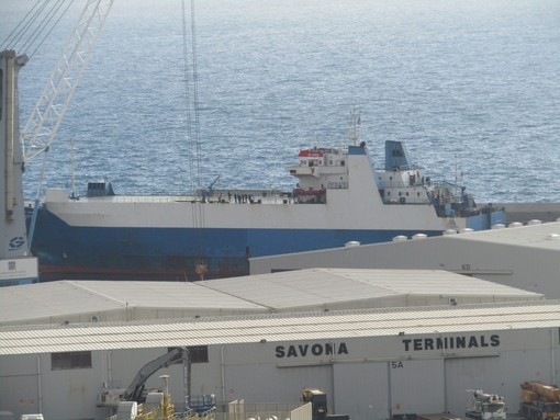 Savona, controlli della polizia e della guardia di finanza sulla nave Nivin (FOTO)