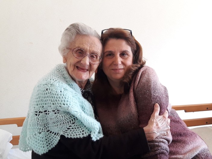 Nonna Rina e la nipote Sabrina Nonna Rina e la nipote Sabrina