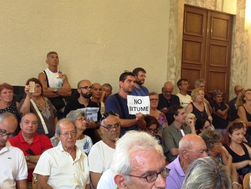 Savona, consiglio comunale "bollente" sul bitume. Berruti: "Passare attraverso la VIA", Cinque Stelle: "Tempo scaduto, chi è incompetente paghi"