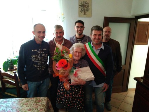 Giusvalla è in festa: "nonna" Armanda ha compiuto 105 anni (FOTO)