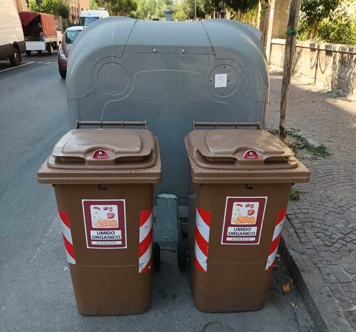 Ad Albenga sostituiti i bidoni per la raccolta della frazione umida dei rifiuti Ad Albenga sostituiti i bidoni per la raccolta della frazione umida dei rifiuti